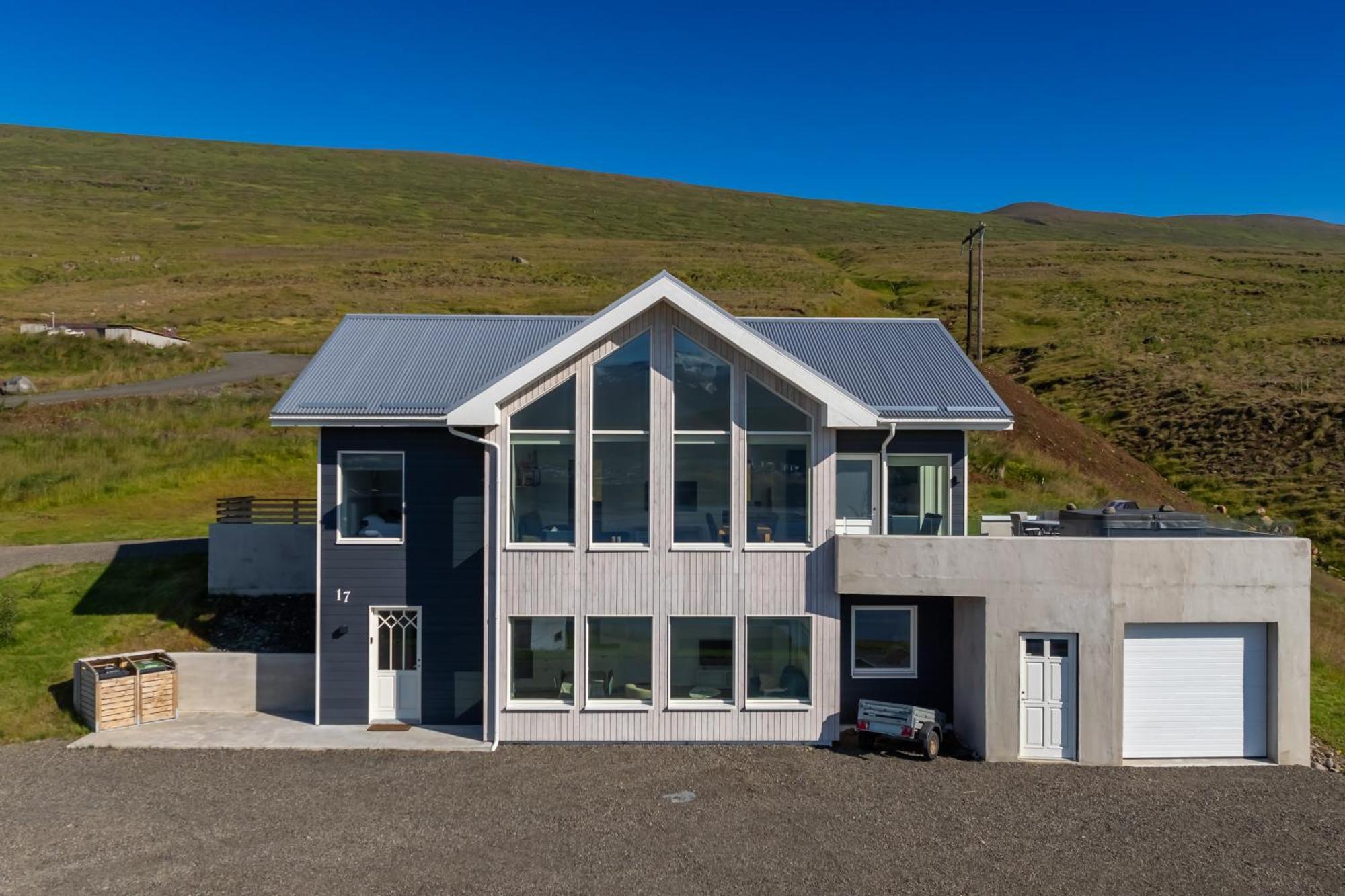 In With A Hot Tub And Scenic View * Akureyri
